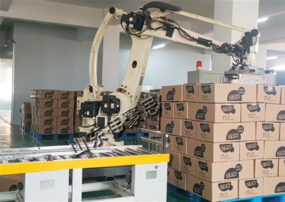 冷冻食品为什么要选购箱式码垛机器人来代替人工