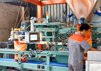 肥料自动包装码垛系统 自动计量包装机工作现状