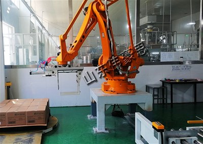 纸箱料全自动码垛机，机械手码垛机码垛工作现场