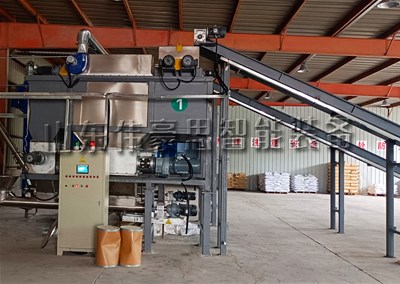 化工粉料自动拆包站现场，自动破袋投料设备应用