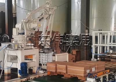 25KG纸箱机械手码垛机，河南全自动码垛机器人现场