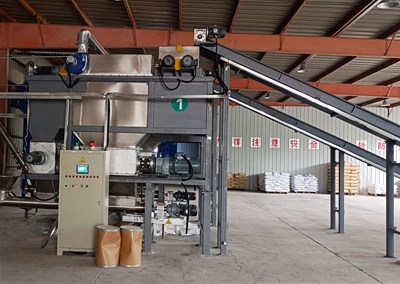 化工原料自动拆包投料站，25KG袋料自动破袋机现场