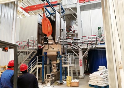 化工粉料吨袋拆包机+管链输送机使用现场，减少粉尘污染
